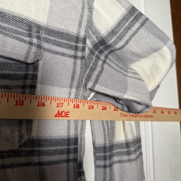 Hollister Boyfriend Button Down Flannel Shirt Gray and White Size Small - Picture 5 of 10